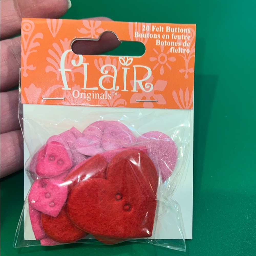 NWT 20pc pink & red Flair felt heart buttons